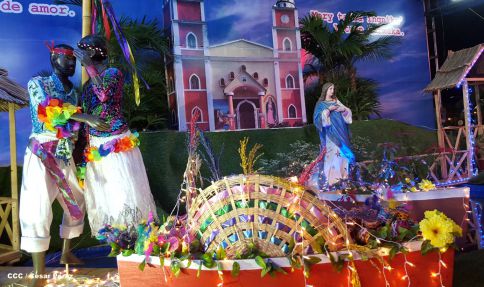 Altares marianos en Avenida de Bolívar a Chávez