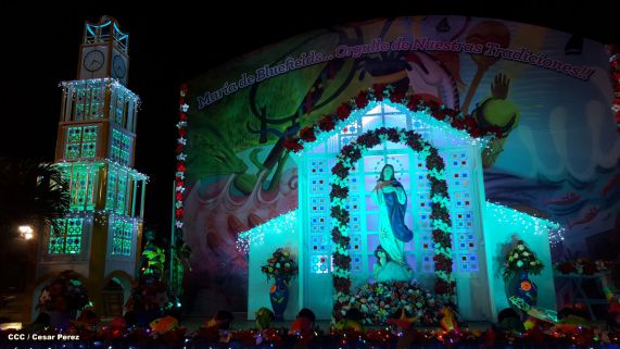 Altares marianos en Avenida de Bolívar a Chávez