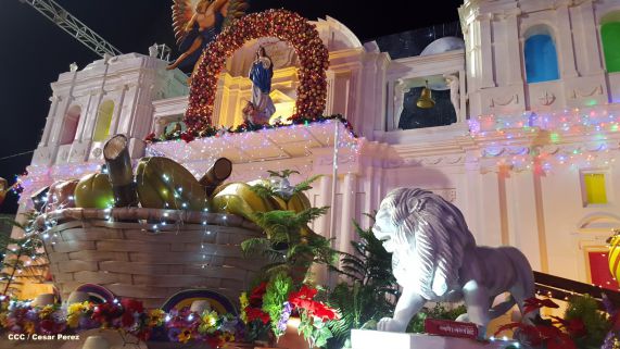 Altares marianos en Avenida de Bolívar a Chávez