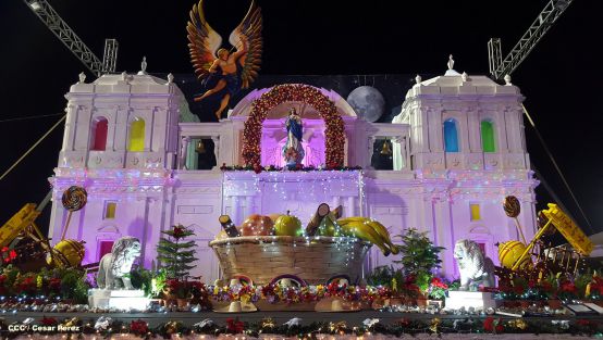 Altares marianos en Avenida de Bolívar a Chávez