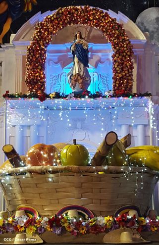 Altares marianos en Avenida de Bolívar a Chávez