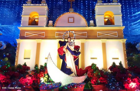 Altares marianos en Avenida de Bolívar a Chávez