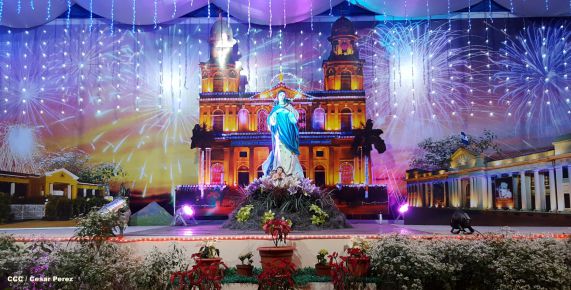 Altares marianos en Avenida de Bolívar a Chávez