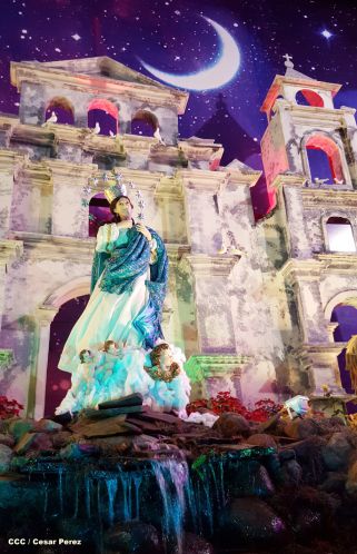 Altares marianos en Avenida de Bolívar a Chávez