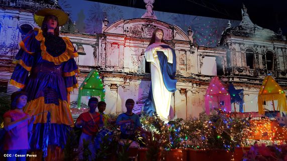 Altares marianos en Avenida de Bolívar a Chávez