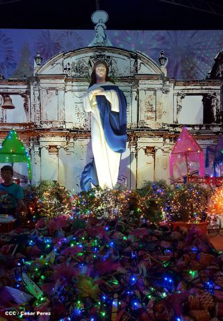 Altares marianos en Avenida de Bolívar a Chávez