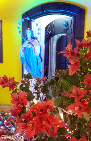 Altares marianos en Avenida de Bolívar a Chávez