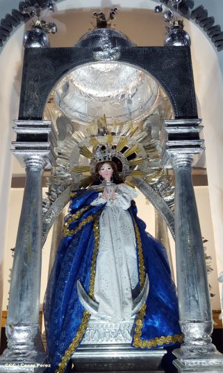 Altares marianos en Avenida de Bolívar a Chávez