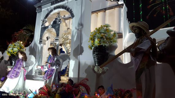 Altares marianos en Avenida de Bolívar a Chávez