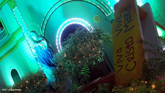 Altares marianos en Avenida de Bolívar a Chávez