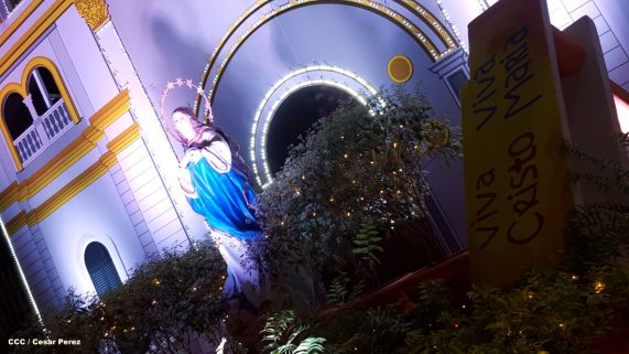 Altares marianos en Avenida de Bolívar a Chávez