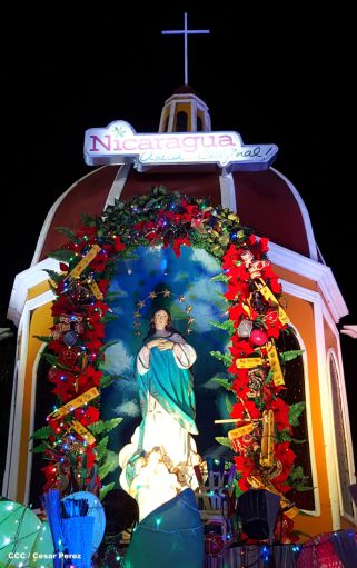 Altares marianos en Avenida de Bolívar a Chávez