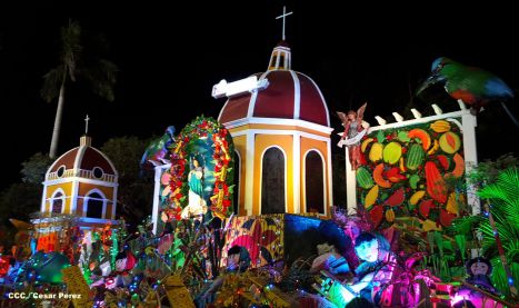 Altares marianos en Avenida de Bolívar a Chávez