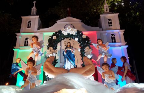 Altares marianos en Avenida de Bolívar a Chávez