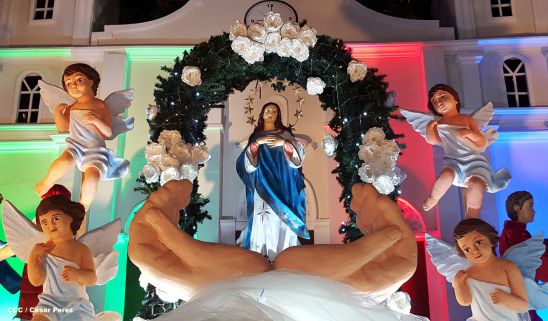 Altares marianos en Avenida de Bolívar a Chávez