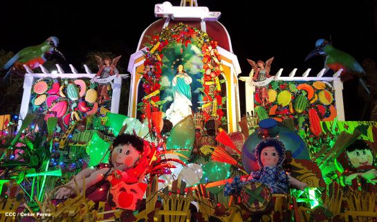 Altares marianos en Avenida de Bolívar a Chávez