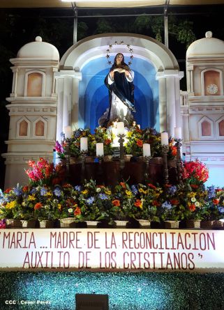 Altares marianos en Avenida de Bolívar a Chávez