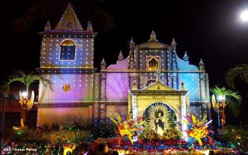 Altares marianos en Avenida de Bolívar a Chávez