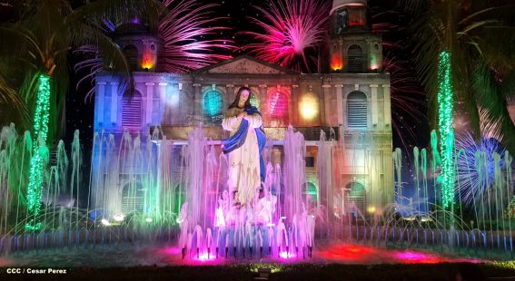 Altares marianos en Avenida de Bolívar a Chávez