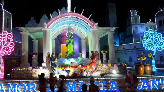 Altares marianos en Avenida de Bolívar a Chávez