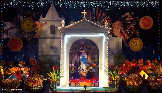 Altares marianos en Avenida de Bolívar a Chávez