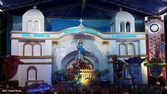 Altares marianos en Avenida de Bolívar a Chávez