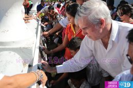 Miles de devotos le cantan con amor a María en la tradicional Lavada de la Plata