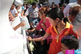 Miles de devotos le cantan con amor a María en la tradicional Lavada de la Plata