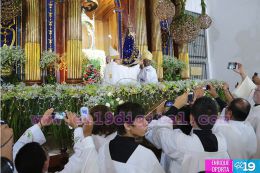 Miles de devotos le cantan con amor a María en la tradicional Lavada de la Plata