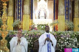 Miles de devotos le cantan con amor a María en la tradicional Lavada de la Plata