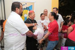 Cardenal Miguel Obando y Bravo le canta a la Purísima junto a la feligresía