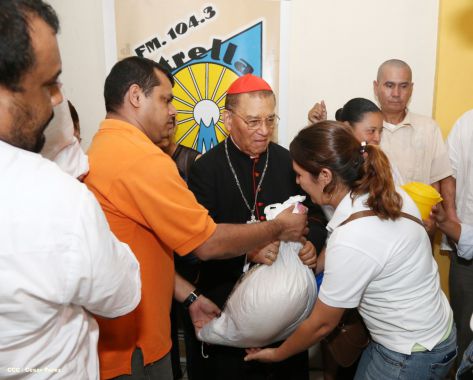 Cardenal Miguel Obando y Bravo le canta a la Purísima junto a la feligresía