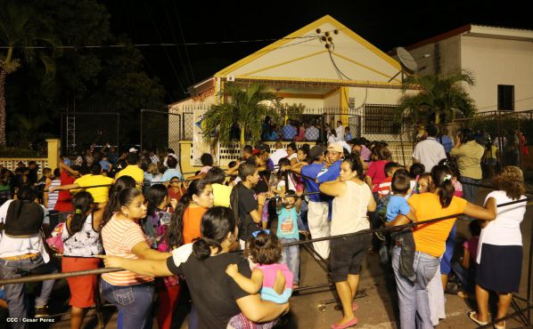 Cardenal Miguel Obando y Bravo le canta a la Purísima junto a la feligresía