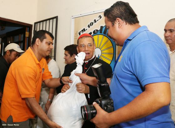 Cardenal Miguel Obando y Bravo le canta a la Purísima junto a la feligresía