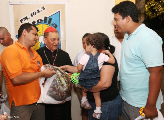 Cardenal Miguel Obando y Bravo le canta a la Purísima junto a la feligresía