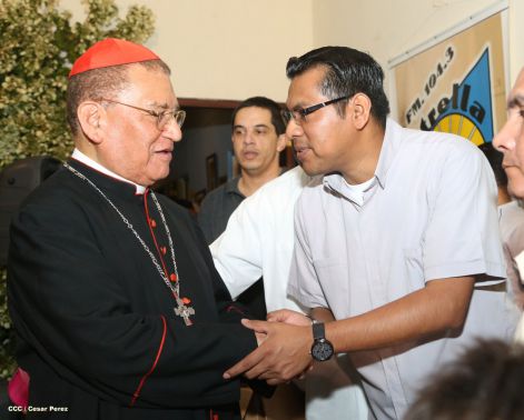 Cardenal Miguel Obando y Bravo le canta a la Purísima junto a la feligresía