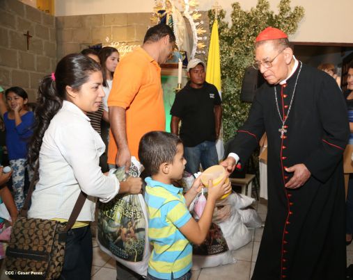 Cardenal Miguel Obando y Bravo le canta a la Purísima junto a la feligresía