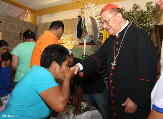 Cardenal Miguel Obando y Bravo le canta a la Purísima junto a la feligresía