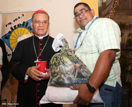 Cardenal Miguel Obando y Bravo le canta a la Purísima junto a la feligresía