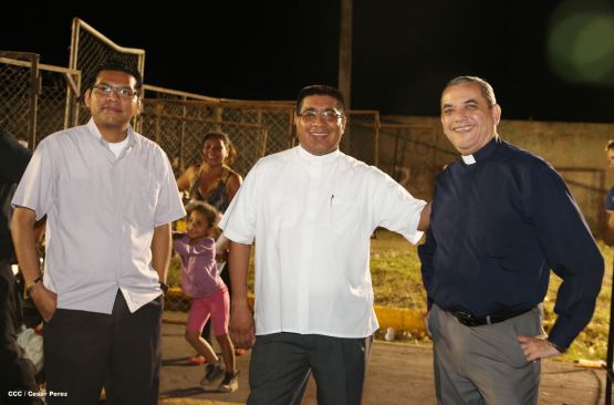 Cardenal Miguel Obando y Bravo le canta a la Purísima junto a la feligresía