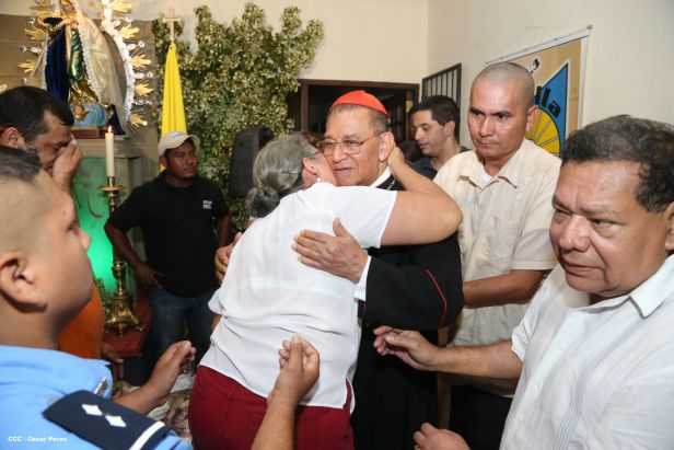 Cardenal Miguel Obando y Bravo le canta a la Purísima junto a la feligresía