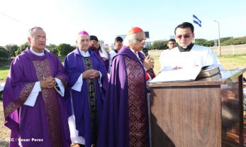 En el inicio del Año de la Misericordia iglesia abre Puerta Santa en Catedral de Managua