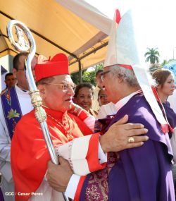 En el inicio del Año de la Misericordia iglesia abre Puerta Santa en Catedral de Managua