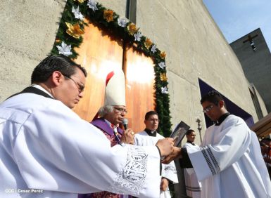 En el inicio del Año de la Misericordia iglesia abre Puerta Santa en Catedral de Managua