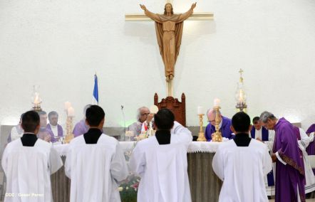En el inicio del Año de la Misericordia iglesia abre Puerta Santa en Catedral de Managua