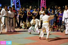 Familias disfrutan de karaoke y exhibición de artes marciales en el Paseo de los Estudiantes