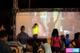 Familias disfrutan de karaoke y exhibición de artes marciales en el Paseo de los Estudiantes