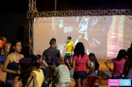Familias disfrutan de karaoke y exhibición de artes marciales en el Paseo de los Estudiantes