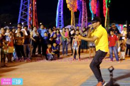 Familias disfrutan de karaoke y exhibición de artes marciales en el Paseo de los Estudiantes