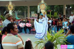 Familias disfrutan de karaoke y exhibición de artes marciales en el Paseo de los Estudiantes